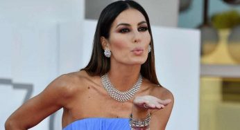 Elisabetta Gregoraci, bacio in diretta sul palco: web in subbuglio