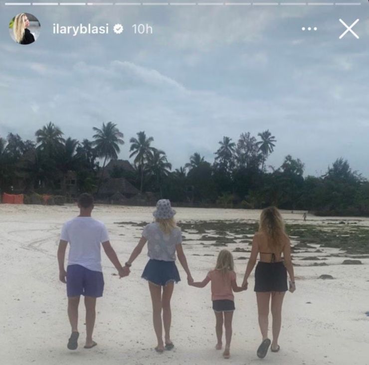 Ilary Blasi in vacanza con la famiglia