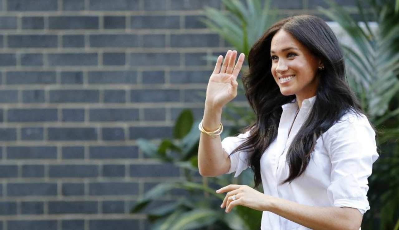 Meghan Markle saluta