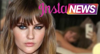 Victoria De Angelis a letto con canotta bianca e mini slip, fondoschiena da urlo